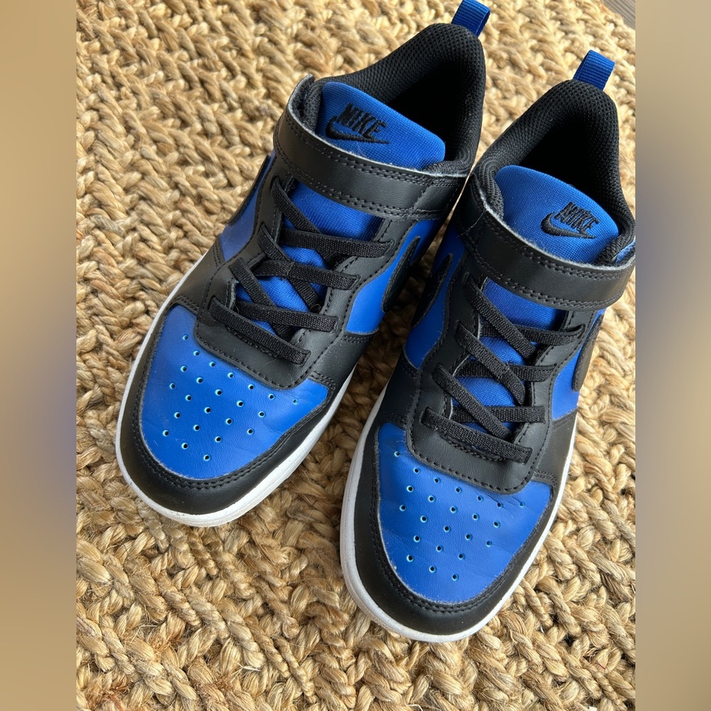 Nike Court Borough unisex youth sneakers-almost new condition. Blue/black